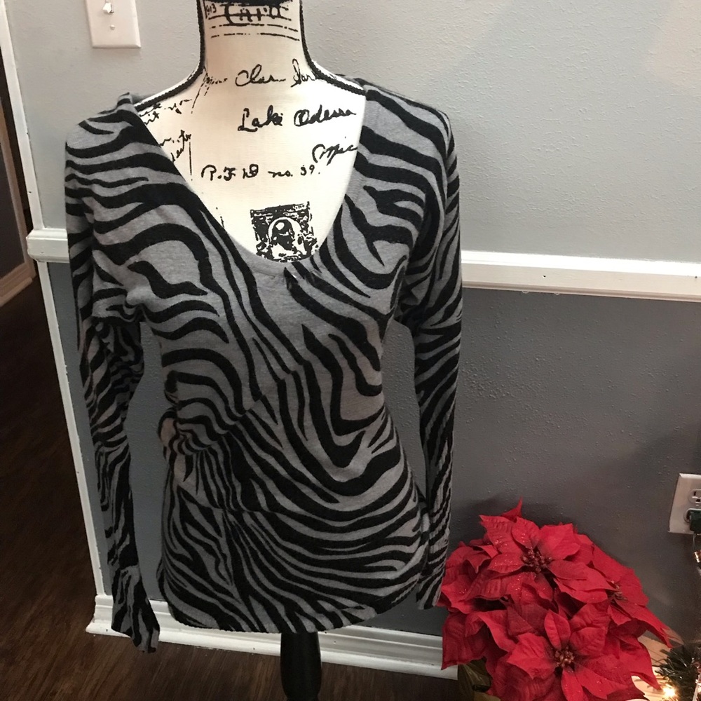 ‼️Soft V neck zebra sweater ‼️